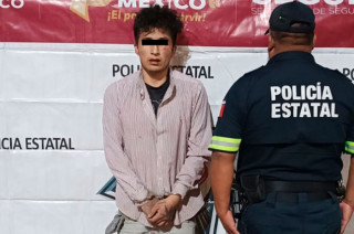 Tras recibir un aviso al 9-1-1, los policías interceptaron al sujeto en calle 5 de Mayo, Barrio de Coaxustenco, recuperando dos celulares y una réplica de pistola metálica.