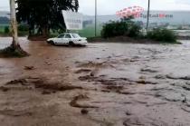 El vecino entrevistado refirió que con la tormenta de anoche, en la curva de &quot;La Gasera&quot; brincó el ensolve, obstaculizando el paso de los autos