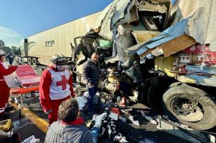 La cabina del tractocamión quedó destrozada y el operador atrapado entre los fierros.