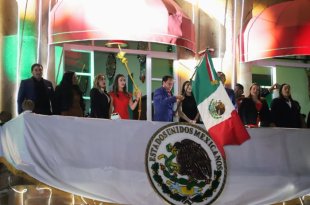 Mario Santana Carbajal encabezó el Grito de Independencia en Villa Victoria ante familias reunidas en el Palacio Municipal.