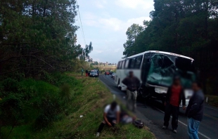 Choca camioneta contra autobús en la Toluca-Zitácuaro; una mujer falleció