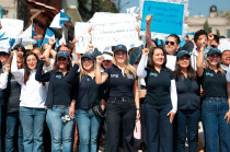 Durante el recorrido de más de cinco kilómetros, la alcaldesa escuchó y dio seguimiento a solicitudes sobre pasos peatonales, sentidos de circulación, topes y señalización en zonas escolares