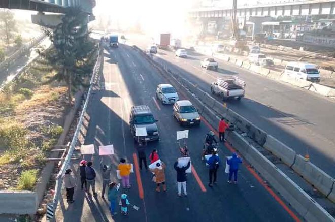 Manifestantes se congregaron en los carriles centrales de la vía de cuota México-Puebla.