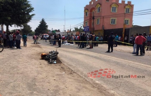 Padre con su hijo de 11 años mueren atropellados en su moto, en Almoloya