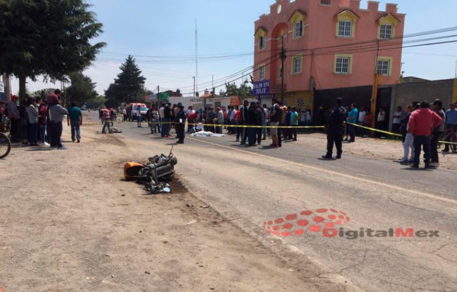 Padre con su hijo de 11 años mueren atropellados en su moto, en Almoloya