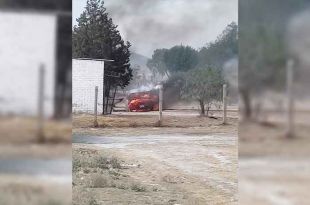 La onda expansiva provocó el incendio del vehículo y alcanzó a uno de los talleres.