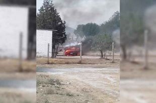 La onda expansiva provocó el incendio del vehículo y alcanzó a uno de los talleres.