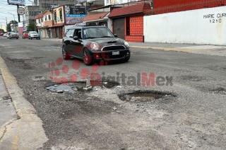 Enormes baches en las calles de Toluca