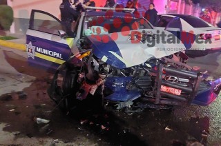 El conductor, que manejaba a exceso de velocidad, impactó una unidad de la Policía Municipal; no hubo heridos, pero sí daños materiales