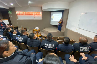 Las y los uniformados recibieron la capacitación por parte de personal de la Academia de Lengua de Señas Mexicana del DIFEM.