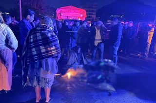 Un hombre y su hijo de aproximadamente dos años fallecieron luego de ser impactados por una camioneta de carga sobre la carretera La Marquesa-Tenango del Valle.