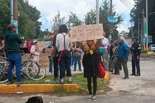 Los inconformes se apostaron con pancartas a un lado de la carretera federal México-Cuautla
