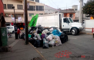 Desbordan basura acumulada contenedores en Toluca