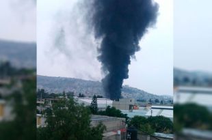 Se registró el incendio de una fábrica de pinturas en el pueblo de San Pedro Xalostoc.