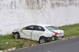 El vehículo, de color blanco, quedó severamente dañado antes de llegar al túnel de Santa Fe. 