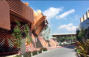 Colisiona estructura de centro comercial en Ciudad de México