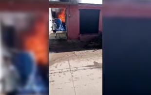 El fuego consumió pacas de este producto y diversos materiales que se almacenaban en la calle Toluca, esquina con Manuel Ávila Camacho, de la colonia El Chamizal