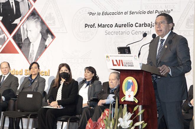 Se entregó la Presea al Mérito Educativo &quot;Profe. Ignacio Torres Olascoaga&quot; a los profesores Amapola Guadalupe Farías Muñoz y Wulfrano Rodríguez Ramos.