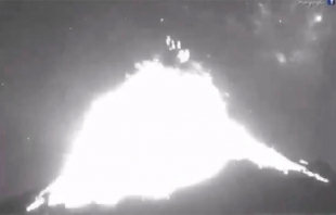 #Video: brutal explosión del #Popocatépetl, extraño objeto no identificado pasa rápidamente