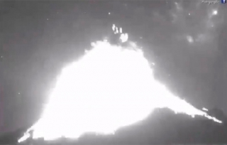 #Video: brutal explosión del #Popocatépetl, extraño objeto no identificado pasa rápidamente