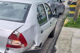 Paramédicos de la Cruz Roja acudieron para atender a los tripulantes.