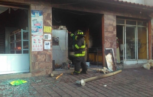 Atienden bomberos de Toluca flamazo en Santa María Totoltepec