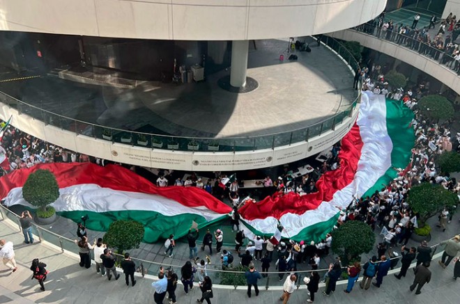 Al grito de "revolución, revolución", el grupo se posicionó en la parte superior del salón de plenos