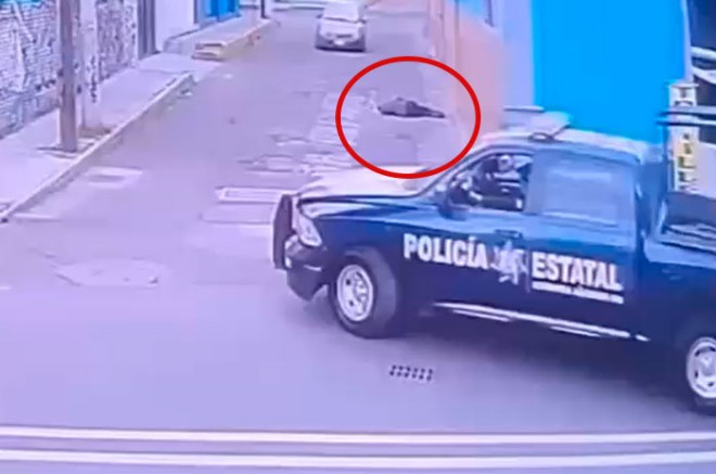 #Video: Patrulla huye tras atropellar a peatón en #Toluca