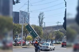 De acuerdo con los primeros reportes, un tráiler derribó el señalamiento en la intersección con Avenida Solidaridad Las Torres, en dirección a Metepec.