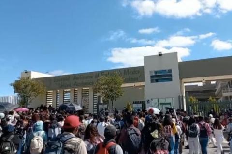Un grupo de estudiantes de la UTN organizó una protesta por diversas irregularidades este viernes.