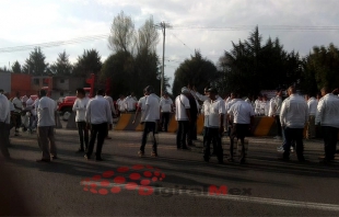 #Xonacatlán: arman bronca taxistas por clausura de retorno vial