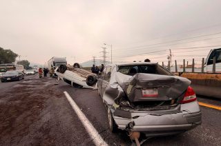 La circulación se vio afectada luego de la colisión entre un tráiler y tres automóviles ocurrida en el municipio de Ecatepec.