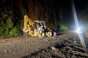 Se logró el retiro de más de 55 toneladas de roca y lodo que obstruían la carretera Toluca-Ciudad Altamirano.