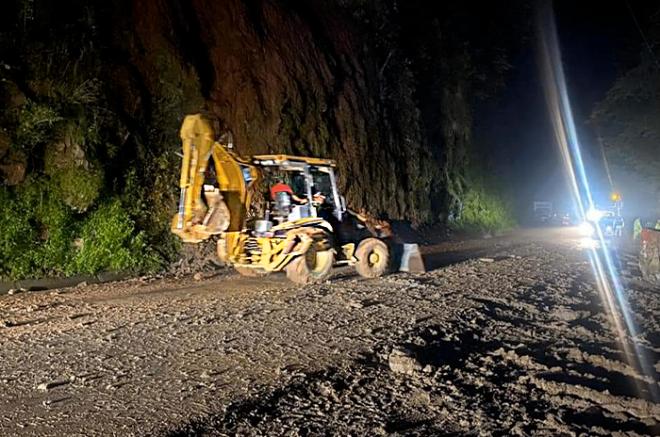 Se logró el retiro de más de 55 toneladas de roca y lodo que obstruían la carretera Toluca-Ciudad Altamirano.