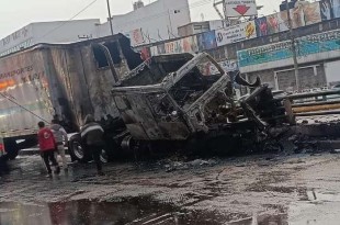 Al llegar al puente vehicular Juan Pablo II, el chofer perdió el control y se estrelló contra la base de la estructura.