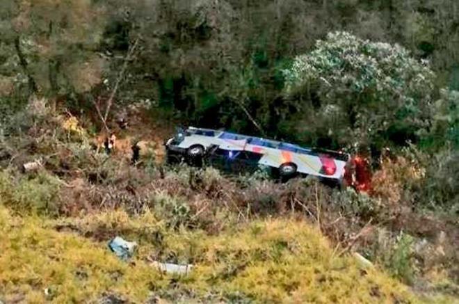 El autobús cayó a un barranco de 30 metros de profundidad.