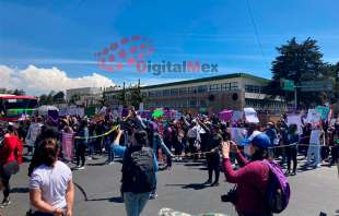 Cerca de 150 mujeres de movimientos y colectivos feministas salieron de la calle Jesús Carranza en Toluca