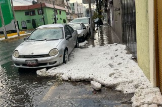 Paseo Tollocan y avenida Las Torres presentan afectaciones por acumulación de hielo y encharcamientos; autoridades piden manejar con precaución