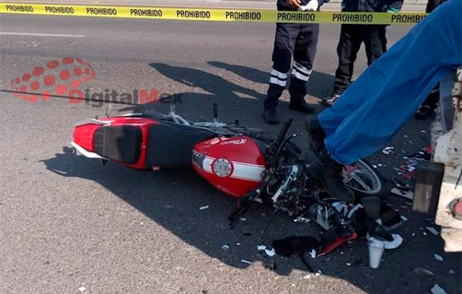 Choca motociclista contra camioneta y fallece en la Toluca-Naucalpan