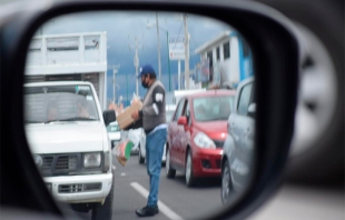 #Metepec: Don Luis ganaba 9 mil pesos al mes; hoy vende dulces en un crucero