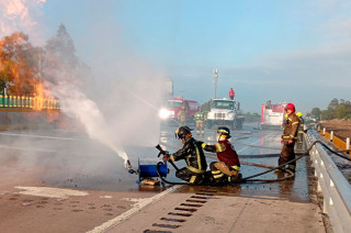 Video: ¡Alerta! Pipa con 15 mil litros de gas vuelca en la México-Puebla; cierran ambos sentidos