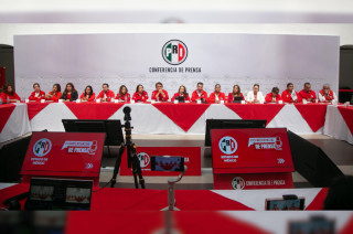 Mesa directiva del PRI en conferencia