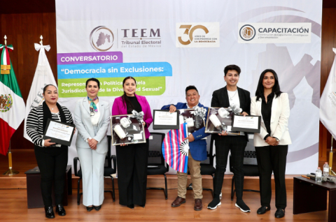 Autoridades electorales y panelistas durante el conversatorio del TEEM en Toluca