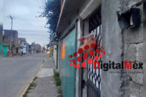 Fue una pareja de comerciantes que habita el inmueble quien localizó los restos junto a una cartulina con un mensaje intimidante en el que se menciona a un grupo delictivo.