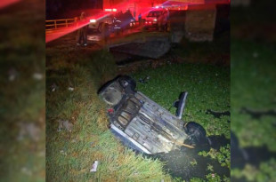 El vehículo fue rescatado de la zanja por una grúa