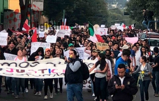 Marchan estudiantes de la UAEMéx, en este momento, por la vía Morelos de Toluca
