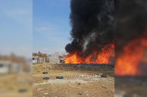 Las llamas consumieron gran parte de la fábrica de tarimas