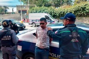 Arrastra a policía de Toluca para evitar infracción