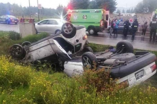 #Toluca: Vuelcan en las Torres por velocidad y lluvia