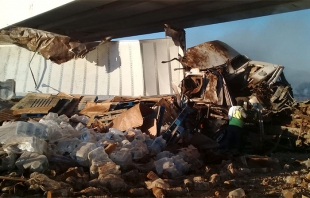 Destrozado, tráiler cargado con toneladas de agua tras volcadura en la México-Puebla